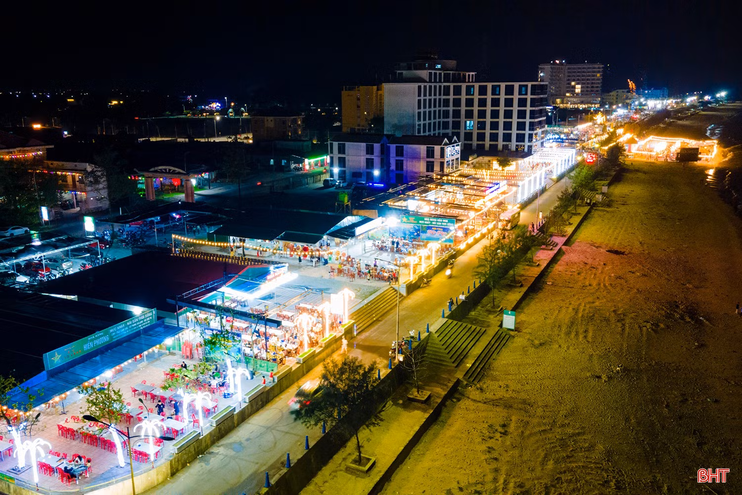 Dãy nhà hàng được trang trí đồng bộ tạo nên một tuyến phố rực sáng ánh đèn, vui tươi và nhộn nhịp.