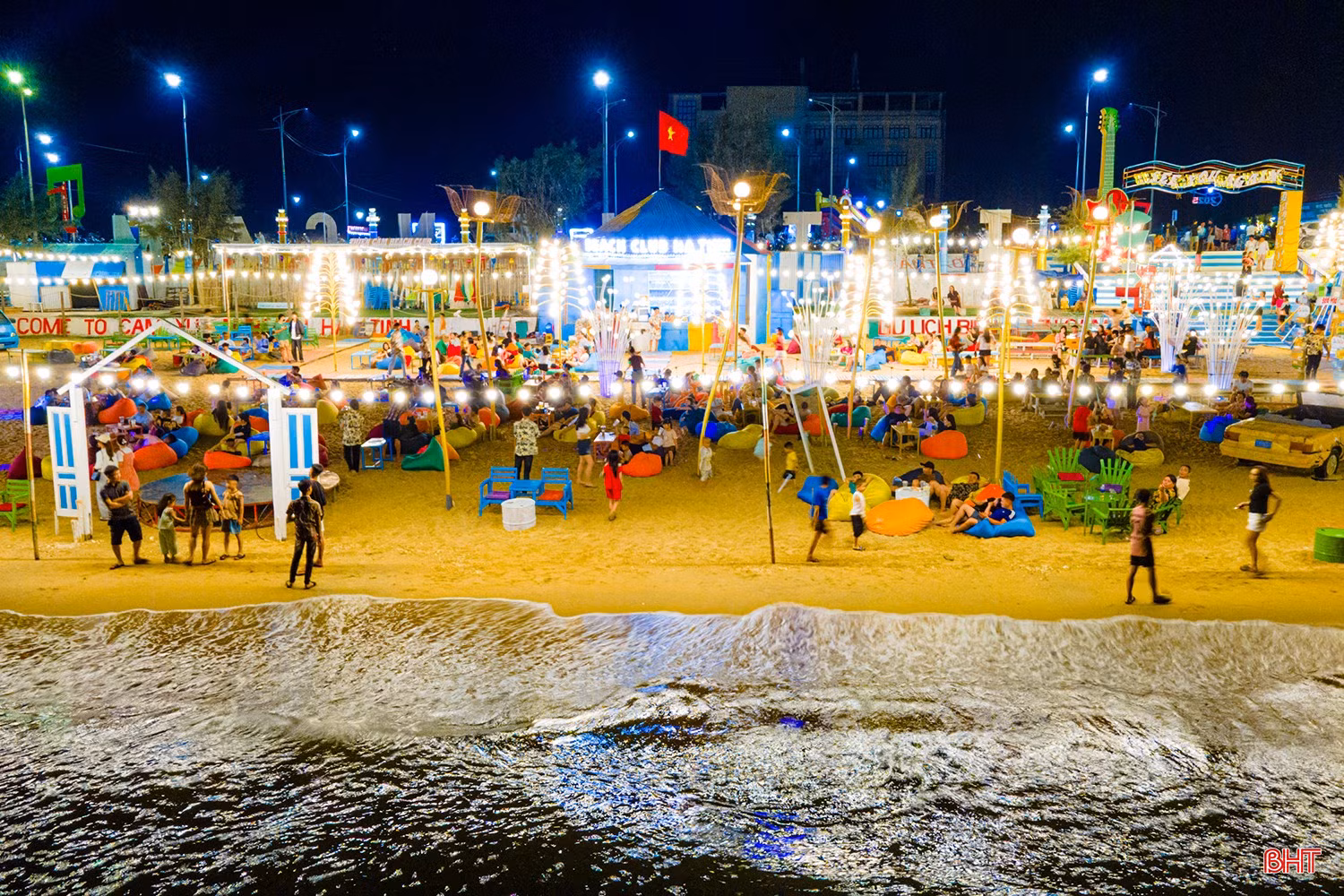 Nếu có dịp đến Thiên Cầm, đừng quên thưởng thức bầu không khí của bãi biển về đêm rì rào sóng vỗ cùng nhiều hoạt động đặc sắc nơi đây.