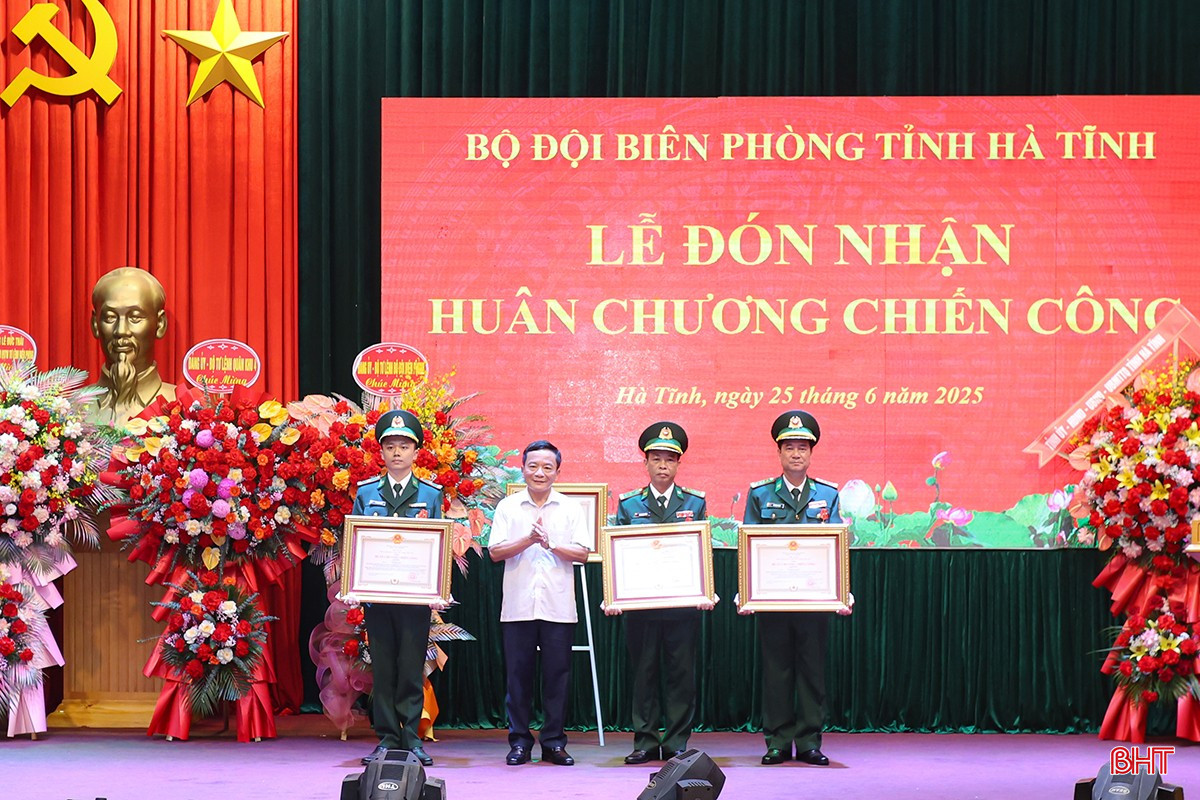 Thừa ủy quyền Chủ tịch nước, đồng chí Trần Văn Kỳ - Phó Chủ tịch HĐND tỉnh trao Huân chương Chiến công hạng Nhì cho Đại tá Bùi Hồng Thanh - Phó Chỉ huy trưởng Bộ Chỉ huy quân sự tỉnh, kiêm Chỉ huy trưởng Ban Chỉ huy Biên phòng và Đại tá Phan Mạnh Tâm - Trưởng phòng Phòng, chống ma túy và tội phạm, BĐBP tỉnh Hà Tĩnh; trao Huân chương Chiến công hạng Ba cho Thiếu tá Võ Anh Tuấn - Phó Đồn trưởng Đồn Biên phòng Cửa khẩu Quốc tế Cầu Treo. bqbht_br_aimg-8976.jpg