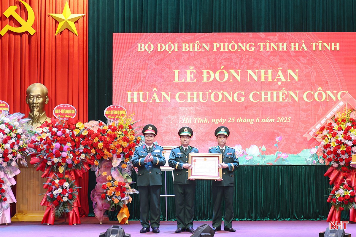 Thừa ủy quyền Chủ tịch nước, Đại tá Ngô Nam Cường - Phó Tư lệnh Quân khu 4 trao Huân chương Chiến công hạng Ba cho Phòng Phòng, chống ma túy và tội phạm BĐBP tỉnh. bqbht_br_aimg-8967.jpg