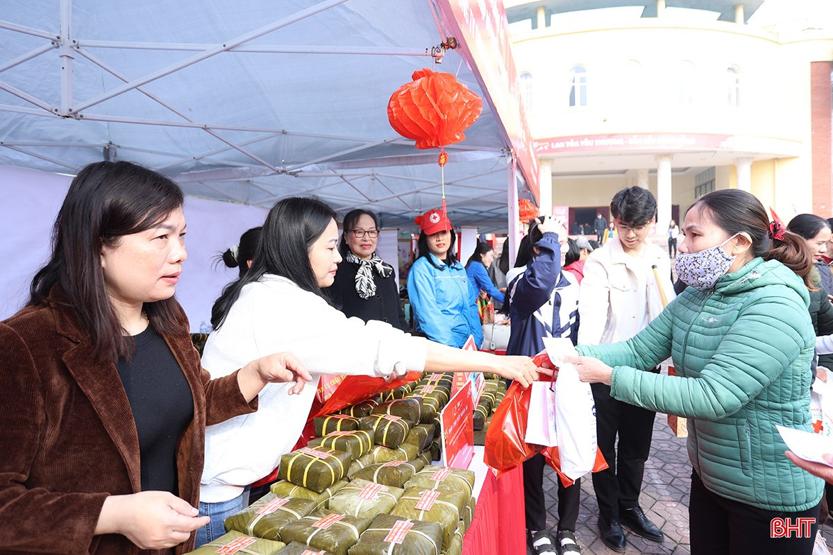 Người dân thanh toán các mặt hàng bằng phiếu mua hàng đã được cấp phát. bqbht_br_aimg-5394.jpg