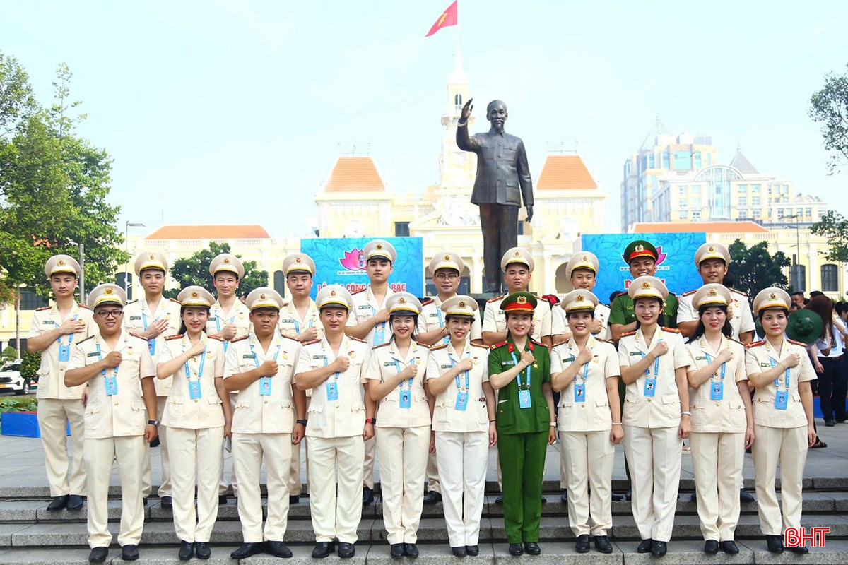 Đại úy Lê Văn Công và các chiến sĩ lực lượng Công an nhân dân tại lễ trao huy hiệu Thanh niên tiến tiến làm theo lời Bác năm 2025.