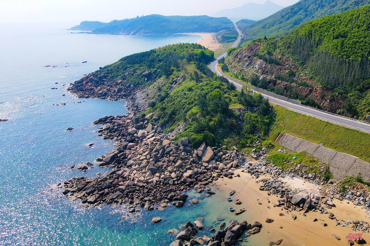 ハティン省に沿って走る海岸沿いの道には、さまざまな風景があり、一度でも訪れた人は誰でもその魅力にとりつかれるでしょう。 bqbht_br_adji-0497-7961.jpg