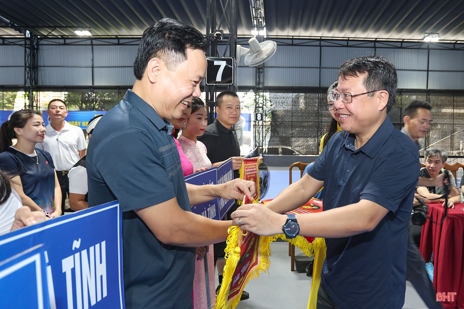 Phó Chủ tịch UBND tỉnh Dương Tất Thắng và các đại biểu trao cờ lưu niệm cho các đội. bqbht_br_aimg-5858.jpg