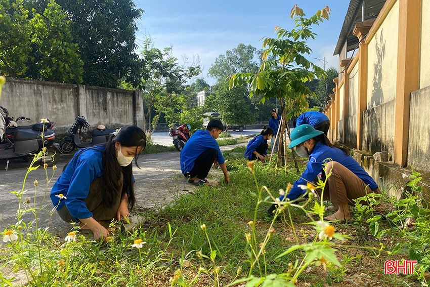 Lực lượng đoàn viên ra quân vệ sinh môi trường tại TX Hồng Lĩnh. bqbht_br_ahl.jpg
