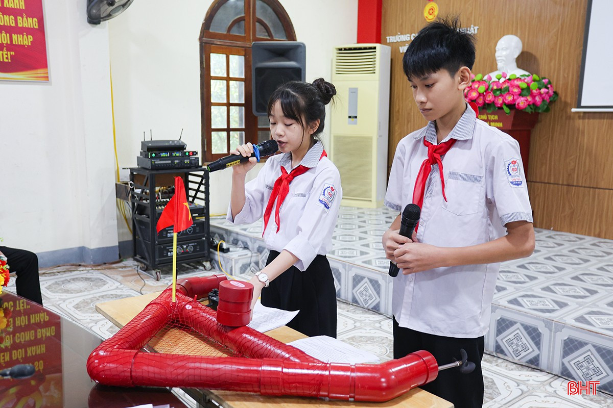 Nhiều giải pháp có khả năng mang lại giá trị cao cho cộng đồng. Trong ảnh: Giải pháp Phao cứu sinh thông minh của nhóm học sinh Trường THCS Tân Vịnh, TP Hà Tĩnh. bqbht_br_aimg-7847.jpg