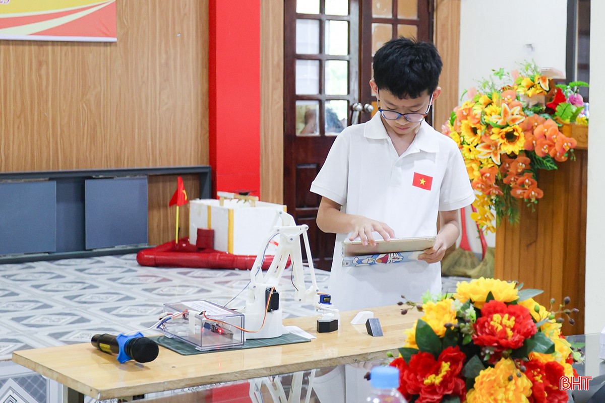 Cuộc thi là sân chơi bổ ích cho các bạn nhỏ đam mê khoa học - kỹ thuật. Trong ảnh: Giải pháp Cánh tay robot mini của học sinh Trường THCS Nam Hà, TP Hà Tĩnh. bqbht_br_aimg-7816.jpg