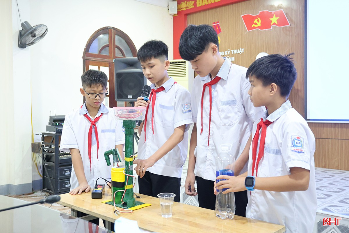 Có 31 giải pháp lọt vào vòng chung kết cuộc thi cấp tỉnh. Trong ảnh: Sản phẩm Cải tiến máy tưới cây tự động của nhóm học sinh Trường THCS Nam Hà, TP Hà Tĩnh. bqbht_br_aimg-7829.jpg