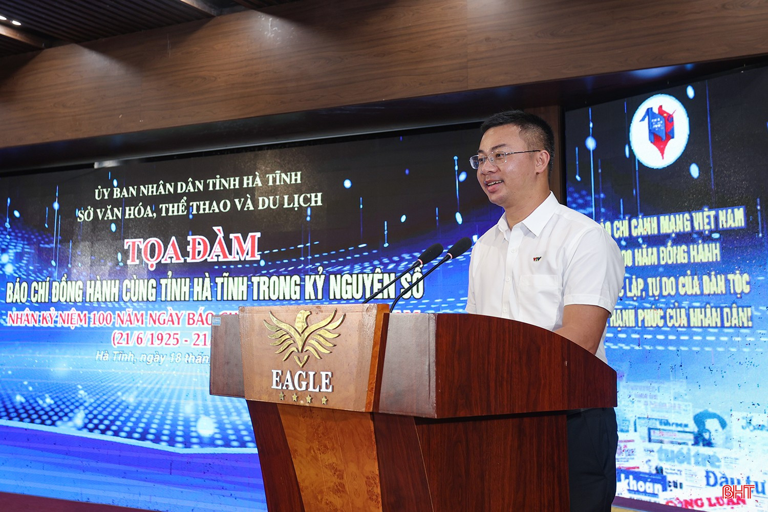 Nhà báo Lê Quang Tiến - đại diện Đài Truyền hình Việt Nam tại Hà Tĩnh tham luận “Vai trò định hướng thông tin của cơ quan truyền thông chủ lực nhà nước ở địa phương”. bqbht_br_aimg-8701.jpg