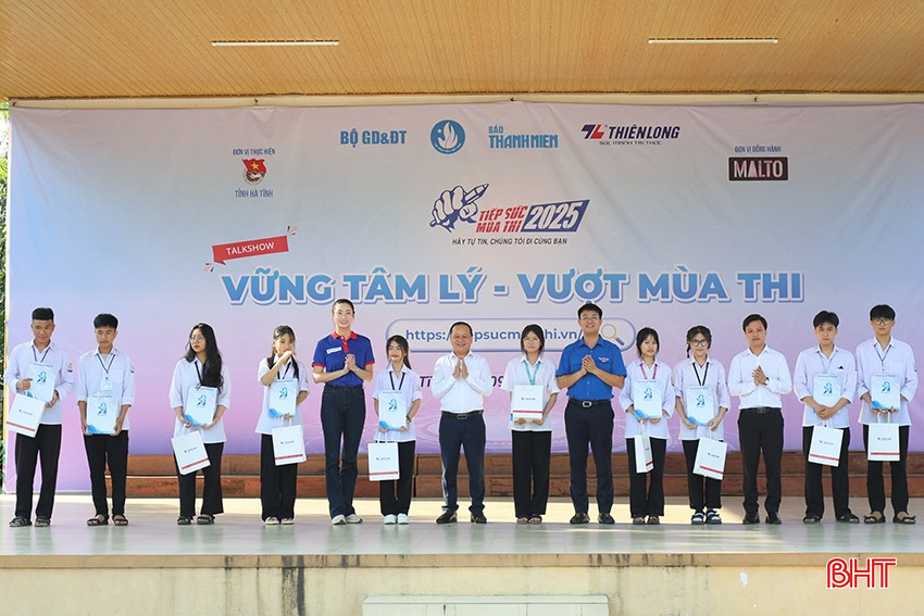 Ban Tổ chức chương trình trao học bổng cho 10 học sinh Trường THPT Mai Thúc Loan... bqbht_br_aimg-1478.jpg