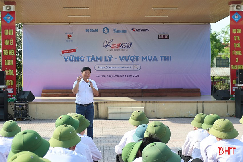 PGS.TS Phạm Mạnh Hà "gỡ rối" tâm lý cho các em học sinh Trường THPT Mai Thúc Loan. bqbht_br_aimg-1504.jpg
