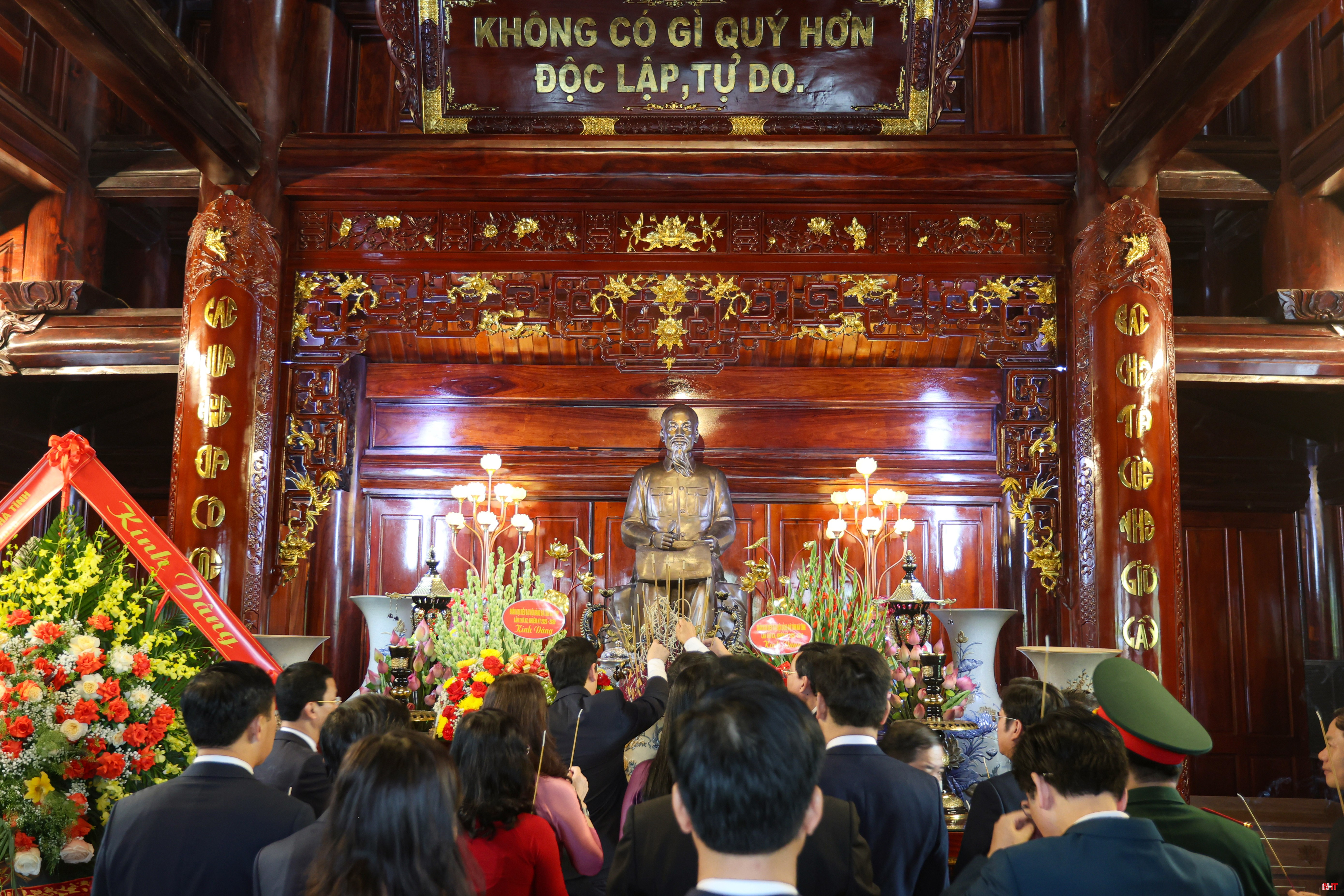 Đoàn đại biểu bày tỏ lòng thành kính, biết ơn vô hạn đối với Chủ tịch Hồ Chí Minh. bqbht_br_img-2805.jpg