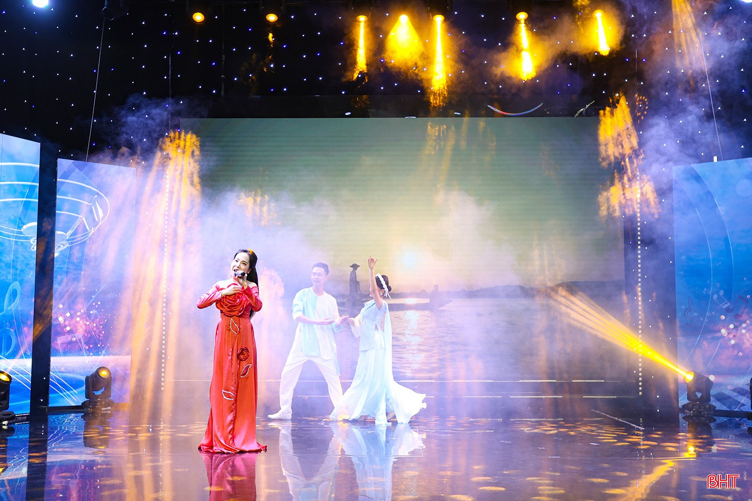 Ca khúc "Về Hà Tĩnh cùng em" (thơ: Thu Cúc, nhạc: Xuân Hùng) do Nguyễn Hoài Ngọc thể hiện. bqbht_br_aimg-0998.jpg