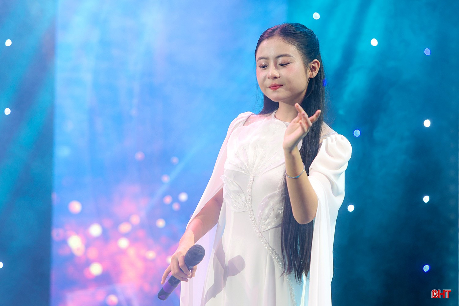Ca khúc "Hà Tĩnh trong em" (thơ: Trần Thế Dũng, nhạc: Minh Dương) được thể hiện bởi thí sinh Nguyễn Thị Nhật Anh. bqbht_br_aimg-0639.jpg
