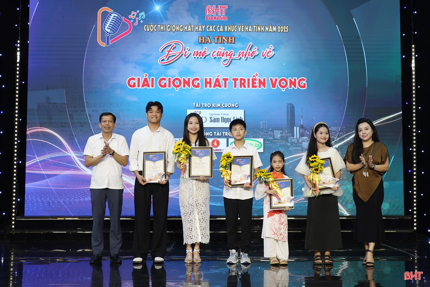 Tại chương trình, NSƯT Tố Nga cũng đã trao tặng các phần quà cho những thí sinh triển vọng của cuộc thi. bqbht_br_aimg-1026.jpg