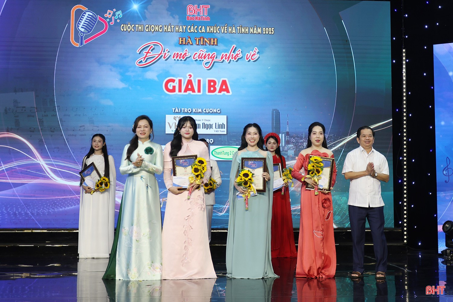 Giải ba thuộc về các thí sinh: Nguyễn Lam Giang với ca khúc “Hà Tĩnh phương xa”, Nguyễn Thanh Ái với ca khúc “Người Hà Tĩnh có thương”, Nguyễn Hoài Ngọc với ca khúc “Về Hà Tĩnh cùng em”. bqbht_br_aimg-1036.jpg