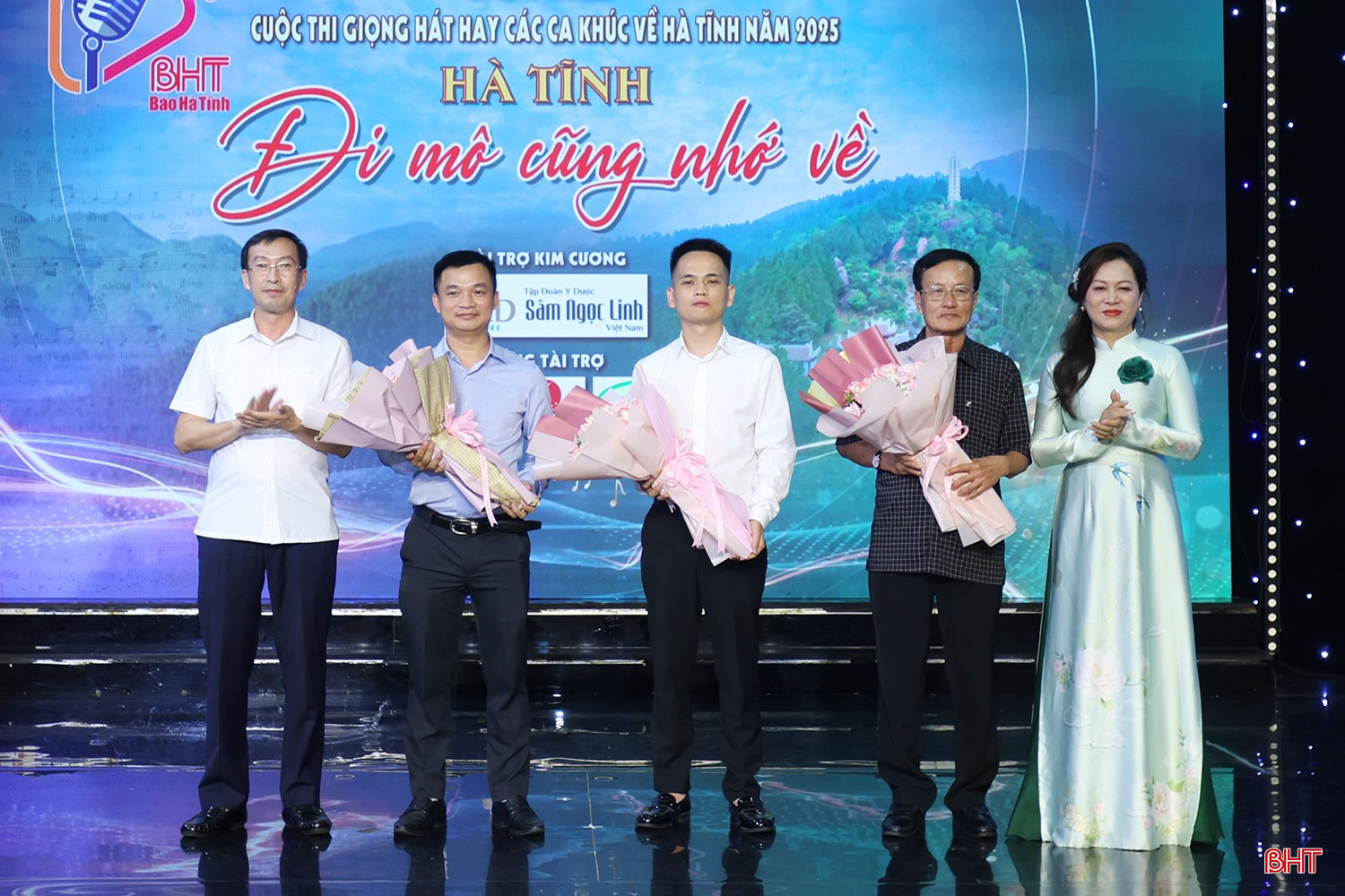 Đại diện Ban tổ chức tặng hoa tri ân các nhà tài trợ. bqbht_br_aimg-0464.jpg