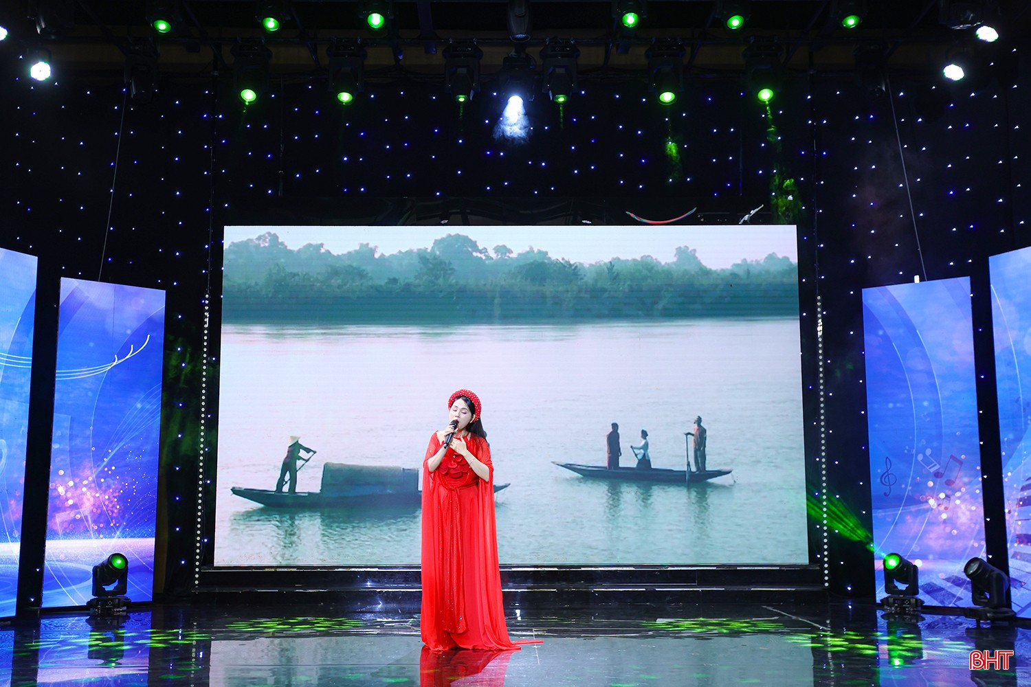Thí sinh Lương Thị Hường biểu diễn ca khúc "Anh có về Hà Tĩnh với em không" (thơ: Ngô Đức Hành, nhạc: Trịnh Ngọc Châu). bqbht_br_aimg-0911.jpg