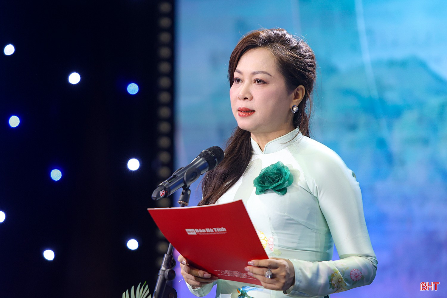 Phó Tổng Biên tập Báo Hà Tĩnh Trần Thị Phương Hoa phát biểu tổng kết cuộc thi. bqbht_br_aimg-0541.jpg