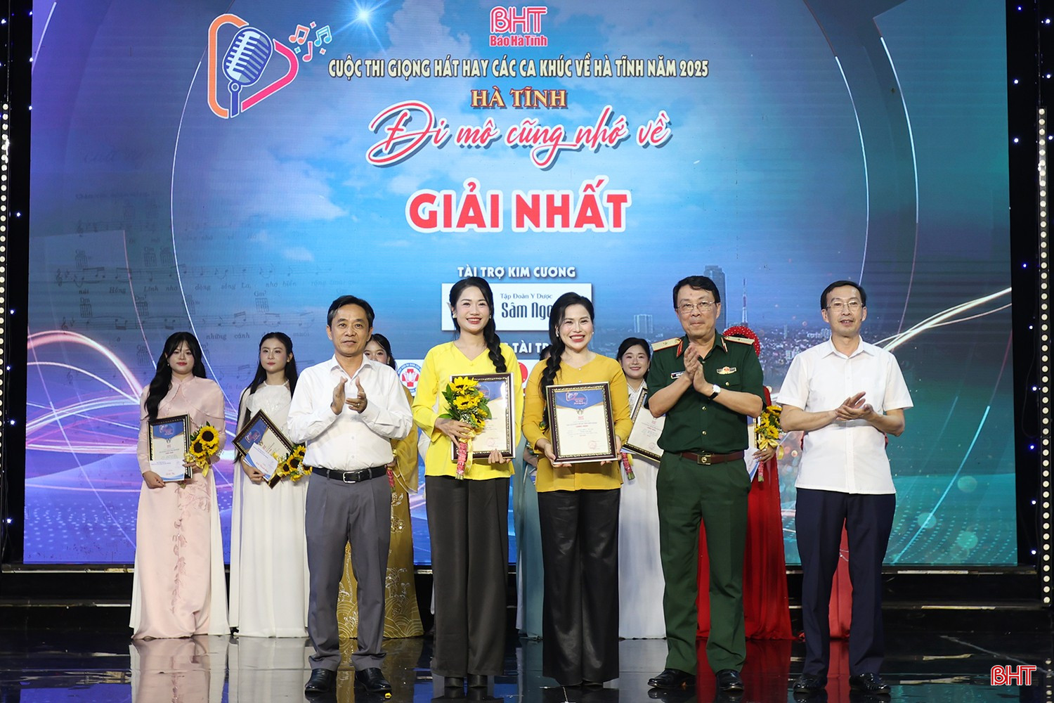 Thiếu tướng Nguyễn Xuân Thủy - Phó Cục trưởng Cục Tuyên huấn, Phó Bí thư Thường trực Tỉnh ủy Trần Thế Dũng và Tổng Biên tập Báo Hà Tĩnh Nghiêm Sỹ Đống trao giải nhất cho thí sinh Thuỳ Diễm - Thu Hà với tiết mục “Trầm tích quê” (lời thơ: Cao Phi Long, âm Nhạc: Mạnh Chiến). bqbht_br_aimg-1054.jpg