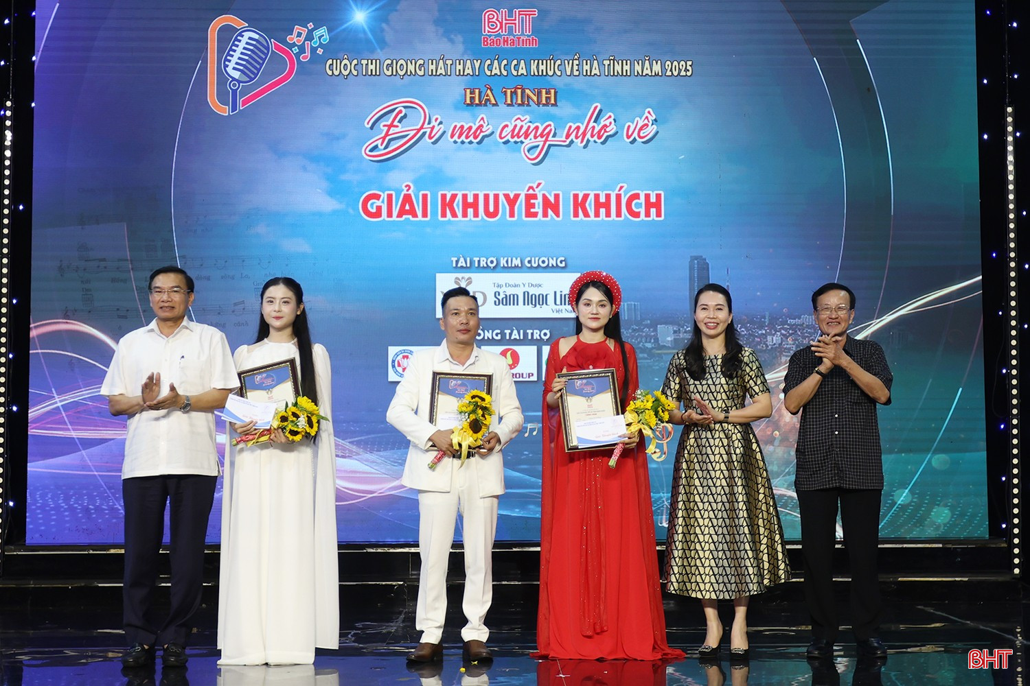 Ban tổ chức trao giải khuyến khích cho các thí sinh: Nguyễn Thị Nhật Anh với tiết mục “Hà Tĩnh trong em”, Lương Thị Hường với tiết mục “Anh có về Hà Tĩnh với em không”, Bùi Đình Khánh với tiết mục “Về miền quê anh”. bqbht_br_aimg-1033.jpg