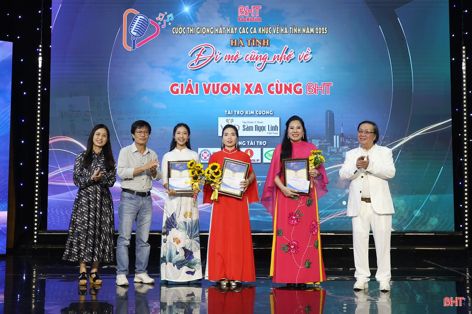Ban tổ chức trao giải Vươn xa cùng BHT dành cho các tiết mục có số lượt xem nhiều nhất trên kênh youtube Hà Tĩnh TV. bqbht_br_aimg-1020.jpg