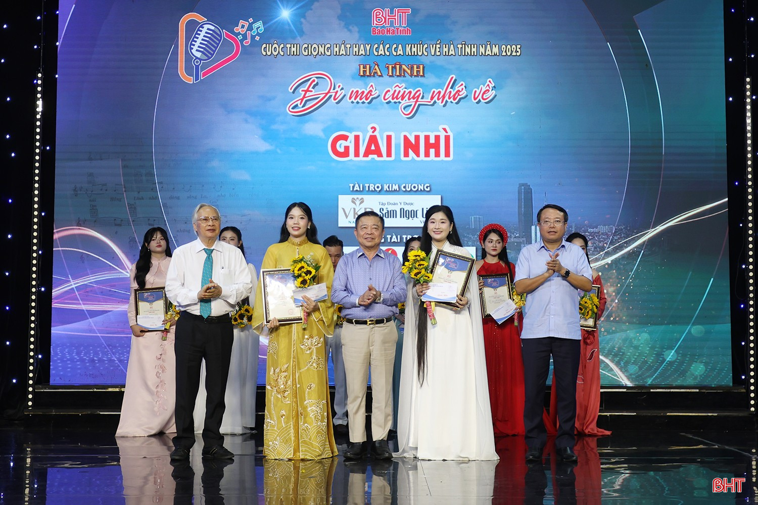 Ban tổ chức chương trình trao giải nhì cho thí sinh Nguyễn Thị Tố Uyên với ca khúc “Còn đây ân tình” và thí sinh Nguyễn Bảo Trân với ca khúc “Hà Tĩnh quê mình”. bqbht_br_aimg-1043.jpg