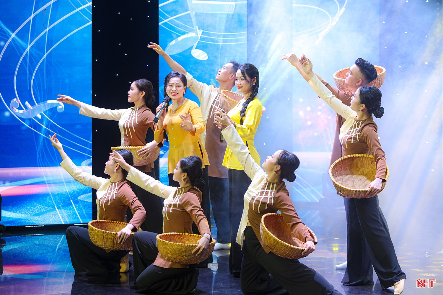 Thí sinh Thuỳ Diễm - Thu Hà với tiết mục “Trầm tích quê” (lời Thơ: Cao Phi Long, âm Nhạc: Mạnh Chiến). bqbht_br_aimg-0615.jpg
