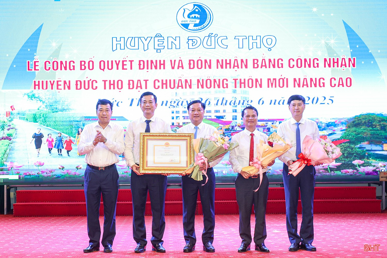 Phó Chủ tịch Thường trực HĐND tỉnh Trần Tú Anh trao bằng công nhận đạt chuẩn NTM nâng cao cho Đảng bộ, chính quyền và Nhân dân huyện Đức Thọ. bqbht_br_aimg-9051.jpg