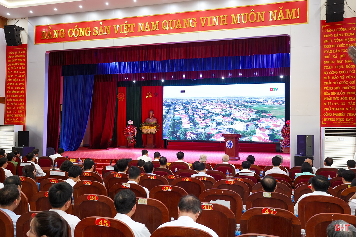Đại biểu theo dõi phóng sự báo cáo kết quả xây dựng huyện Đức Thọ đạt chuẩn NTM nâng cao. bqbht_br_aimg-9036.jpg