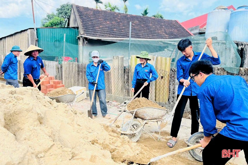 ĐVTN huyện Thạch Hà hỗ trợ ngày công xây dựng nhà tình nghĩa hưởng ứng chiến dịch. bqbht_br_ath2.jpg