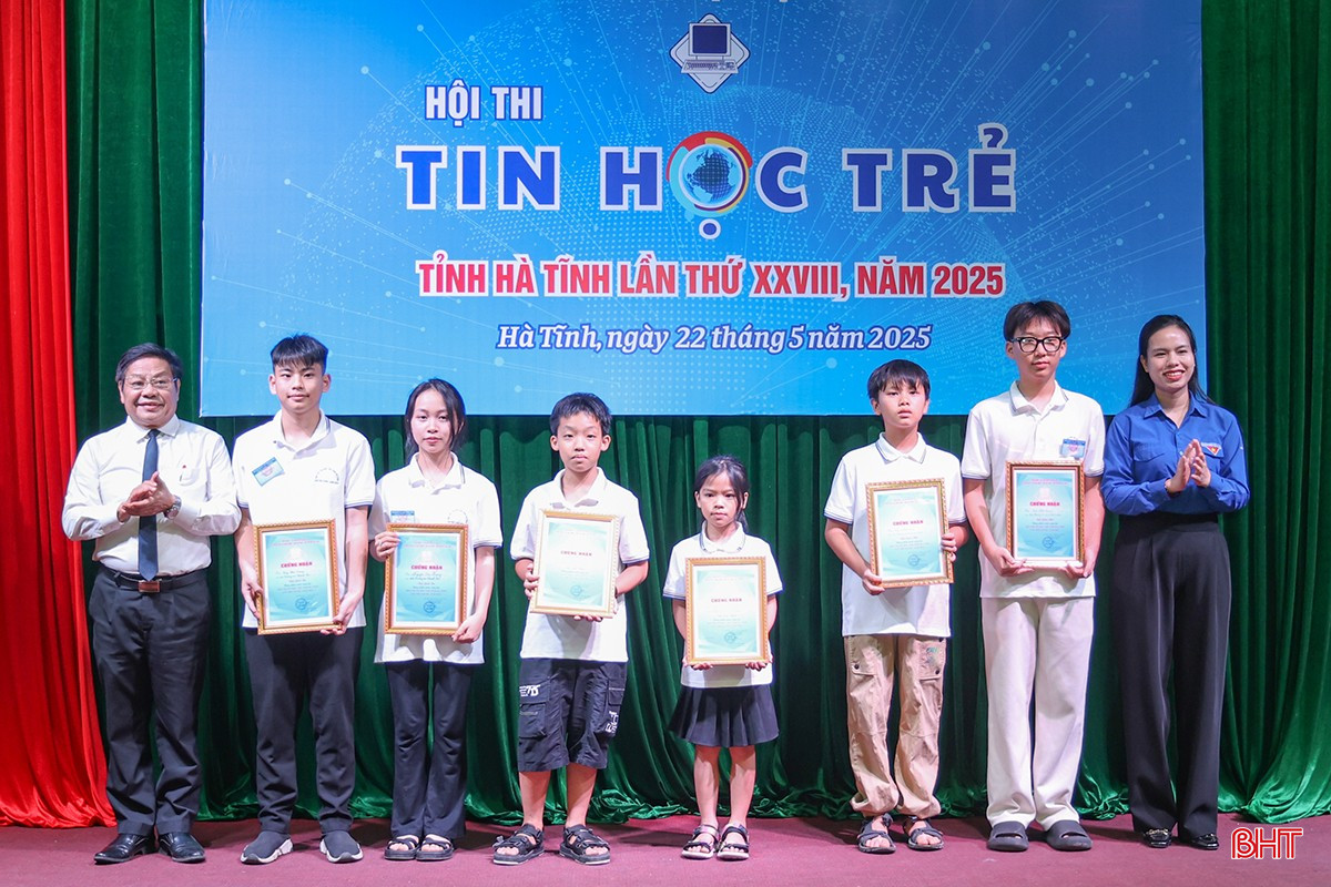 Ban Tổ chức trao 1 giải nhất, 1 giải nhì, 1 giải ba cho thí sinh tham gia phần thi sản phẩm sáng tạo. bqbht_br_aimg-3927.jpg