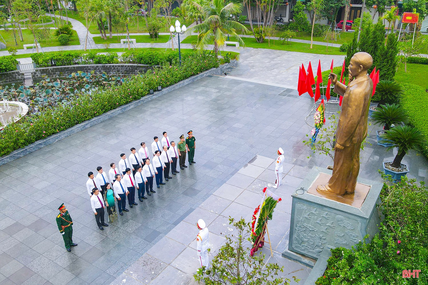 Đoàn đại biểu dâng hoa tại Khu lưu niệm Bác Hồ về thăm Hà Tĩnh. bqbht_br_adji-0145.jpg