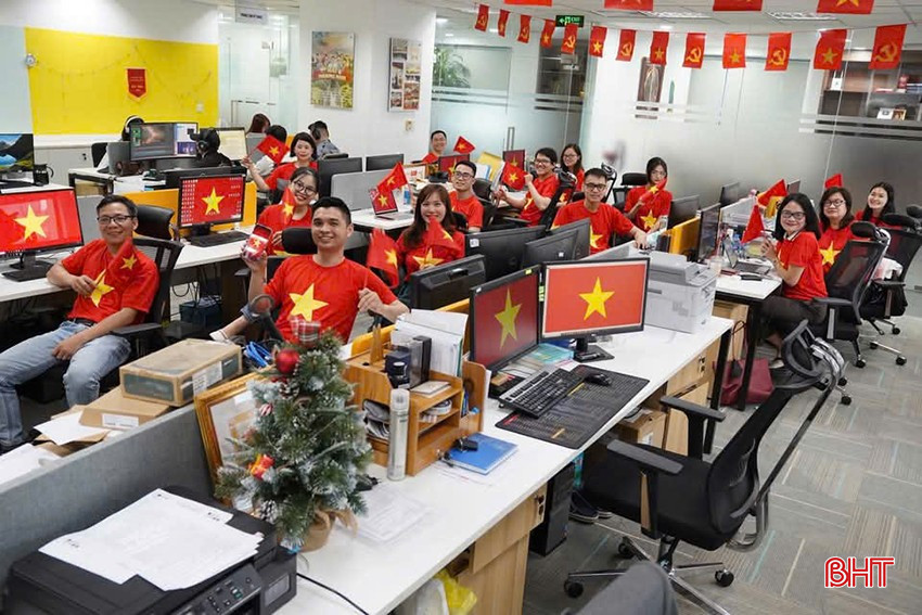 Đoàn viên thanh niên Công ty Cổ phần Truyền thông quảng cáo đa phương tiện SMART Media hưởng ứng chào mừng 50 năm Ngày Giải phóng miền Nam, thống nhất đất nước. Ảnh: NVCC. bqbht_br_aa6d694386d0dd853811c.jpg