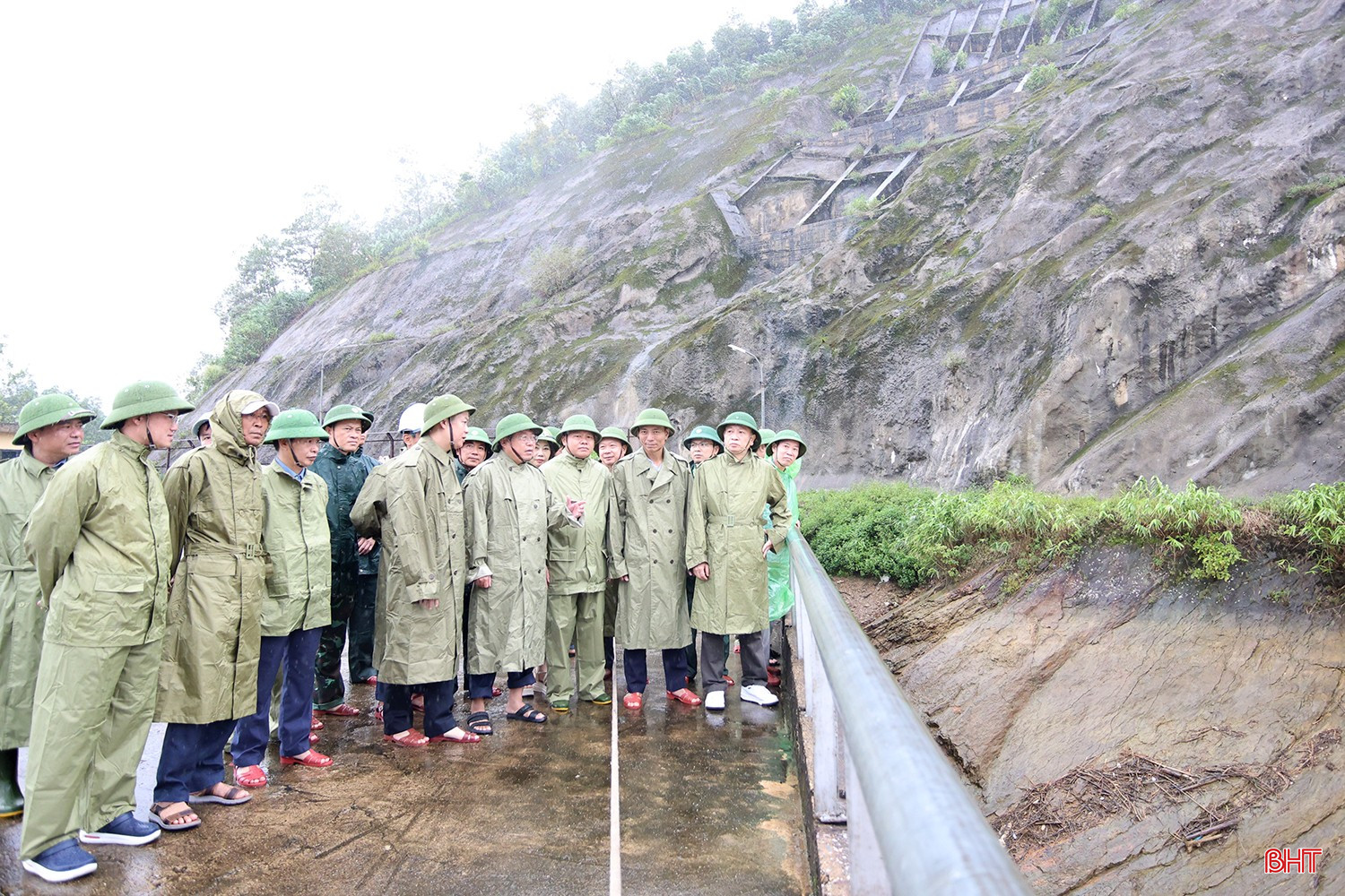 Phó Chủ tịch UBND tỉnh Dương Tất Thắng kiểm tra công tác vận hành Nhà máy thủy điện Hố Hô. bqbht_br_aimg-2501.jpg