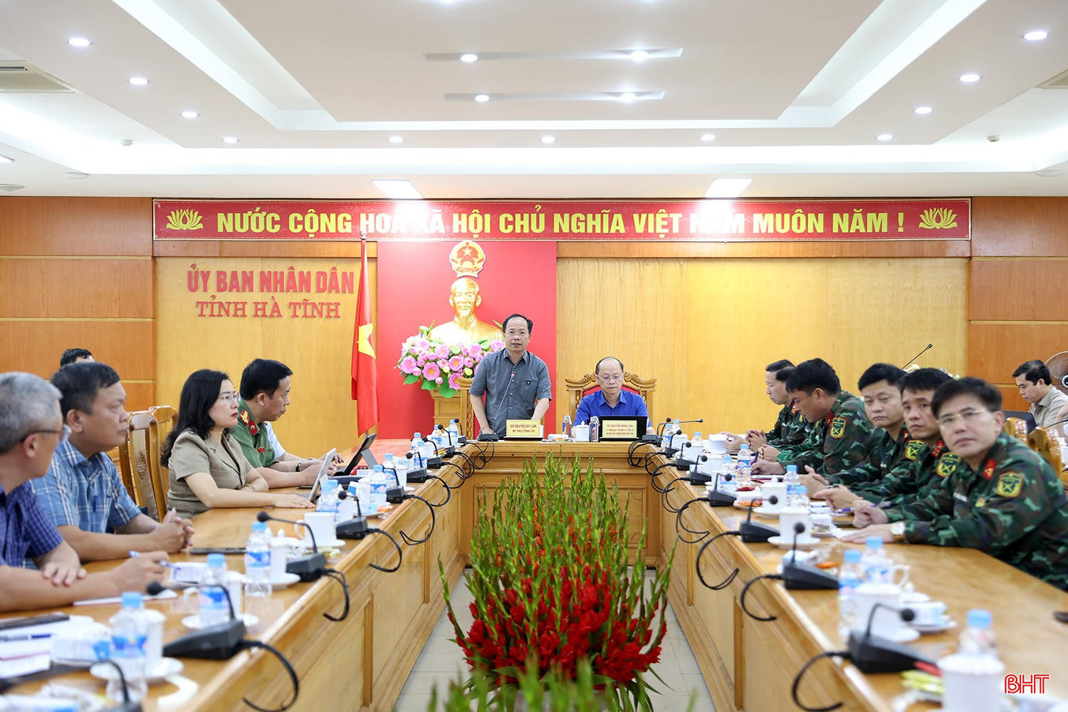 Bí thư Tỉnh ủy Nguyễn Duy Lâm và Phó Chủ tịch Thường trực UBND tỉnh Nguyễn Hồng Lĩnh điều hành điểm cầu cấp tỉnh Hà Tĩnh. bqbht_br_aimg-9867.jpg