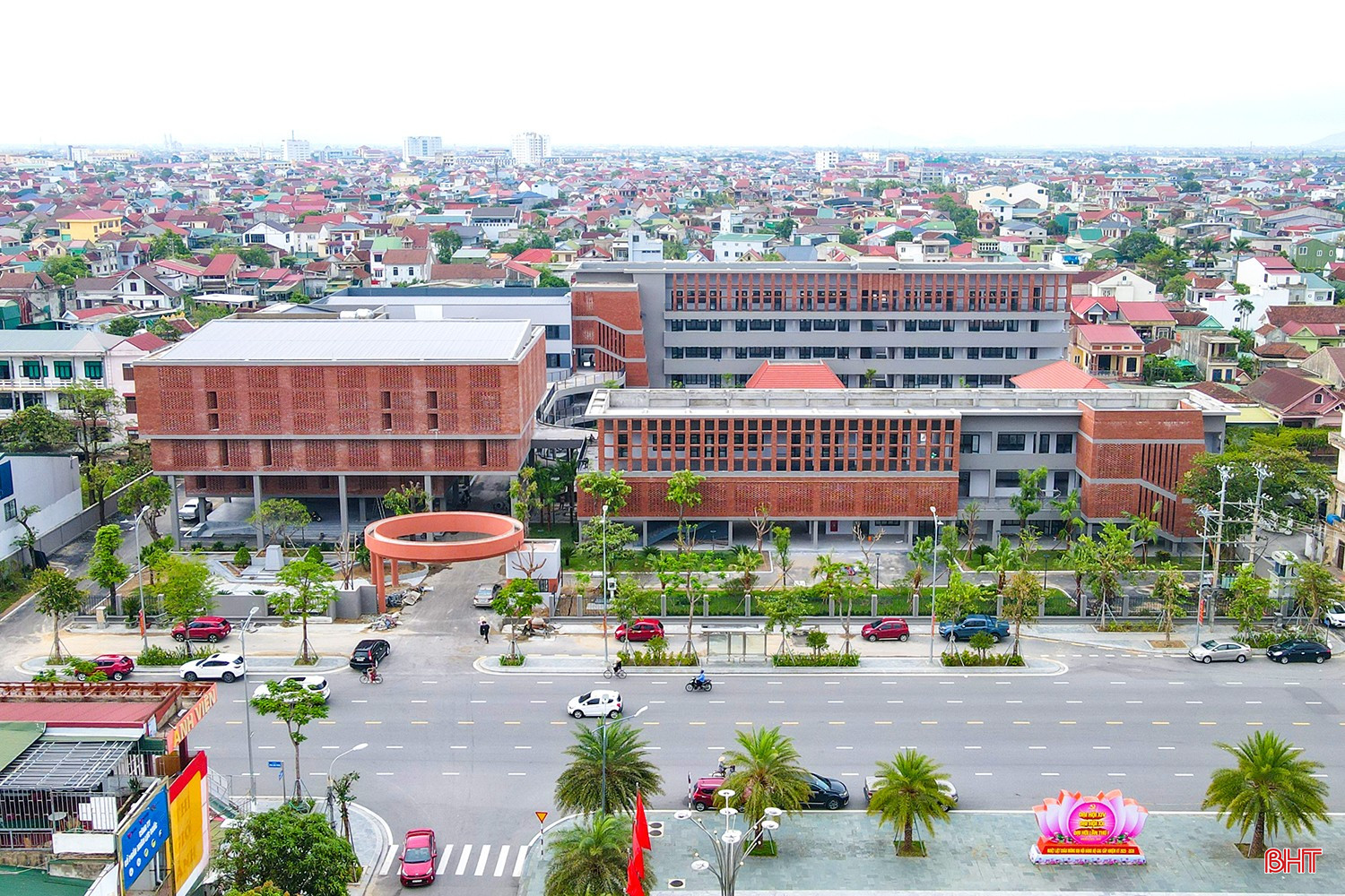 គម្រោងសាងសង់របស់វិទ្យាល័យ Phan Dinh Phung ត្រូវបានអនុម័តដោយគណៈកម្មាធិការប្រជាជនខេត្តសម្រាប់របាយការណ៍សិក្សាលទ្ធភាពក្នុងសេចក្តីសម្រេចលេខ 3266/QD-UBND ចុះថ្ងៃទី 12 ខែធ្នូ ឆ្នាំ 2023 និងសេចក្តីសម្រេចលេខ 1165/QD-UBND របស់គណៈកម្មាធិការប្រជាជនខេត្ត ចុះថ្ងៃទី 31 ខែមីនា ឆ្នាំ 2025 ស្តីពីការអនុម័តលើសម្ភារៈសំណង់ និងបច្ចេកទេសសាងសង់ផ្ទះប្រពៃណី។ នៃវិទ្យាល័យ Phan Dinh Phung ។ bqbht_br_adji-0167.jpg
