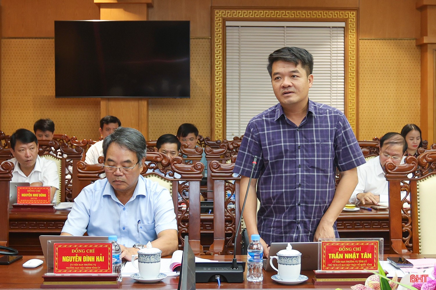 Chủ tịch Uỷ ban MTTQ tỉnh Trần Nhật Tân góp ý một số nội dung vào dự thảo báo cáo chính trị. bqbht_br_aimg-1037.jpg