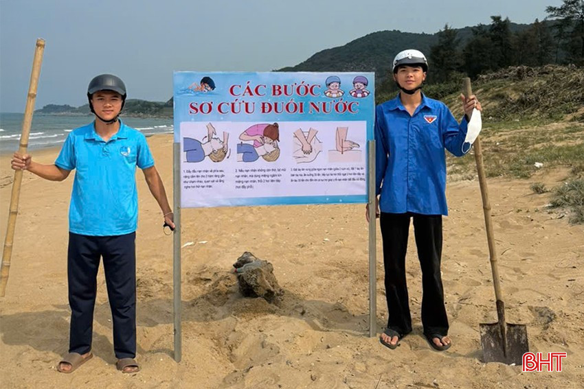 Các cơ sở Đoàn huyện Kỳ Anh ra quân cắm biển cảnh báo đuối nước. bqbht_br_ahka.jpg