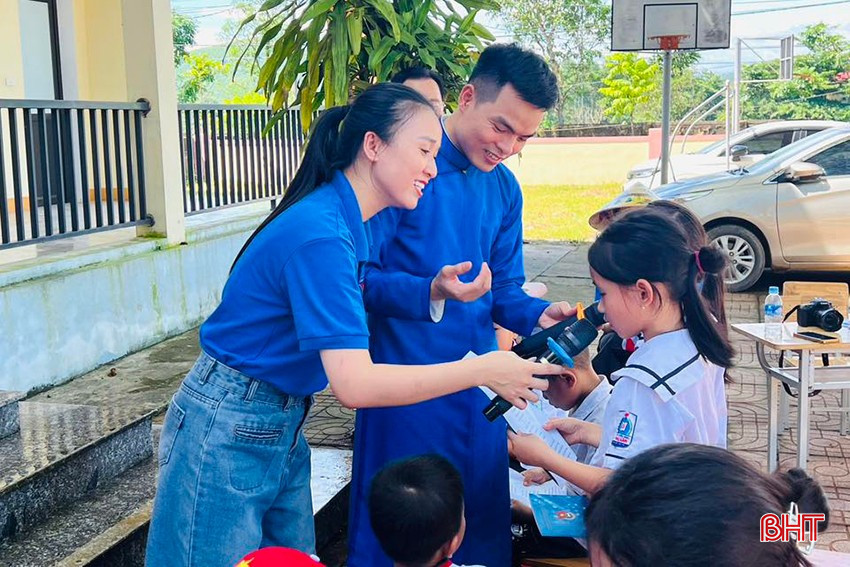 CLB Dân ca ví, giặm trẻ Hà Tĩnh tập hát cho các em thiếu nhi tại Trường Tiểu học Hương Lâm (Hương Khê). bqbht_br_ahk4.jpg