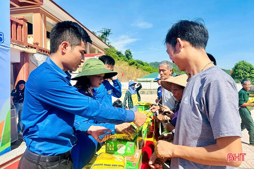 Trao các suất quà an sinh cho bà con dân tộc Chứt và các hộ khó khăn tại xã Hương Liên (Hương Khê). bqbht_br_ahk3.jpg