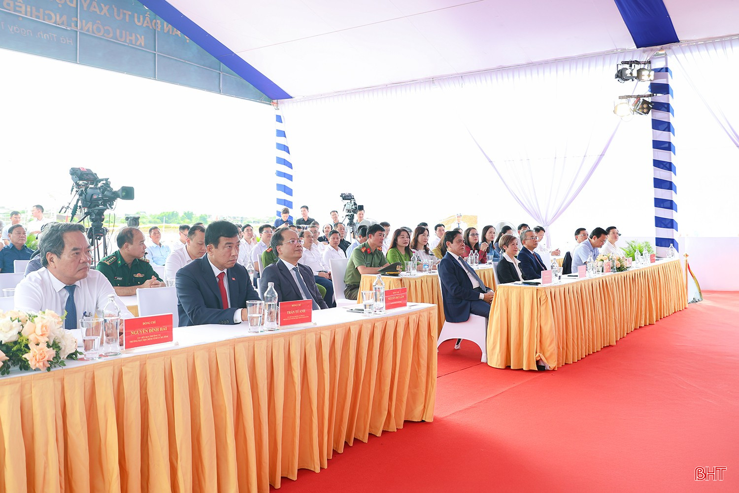 Bí thư Tỉnh ủy Nguyễn Duy Lâm, Chủ tịch UBND tỉnh Võ Trọng Hải và các đại biểu tham dự lễ khởi công Dự án Khu công nghiệp Vinhomes Vũng Áng. Bí thư Tỉnh ủy Nguyễn Duy Lâm, Chủ tịch UBND tỉnh Võ Trọng Hải và các đại biểu tham dự lễ khởi công Dự án Khu công nghiệp Vinhomes Vũng Áng.