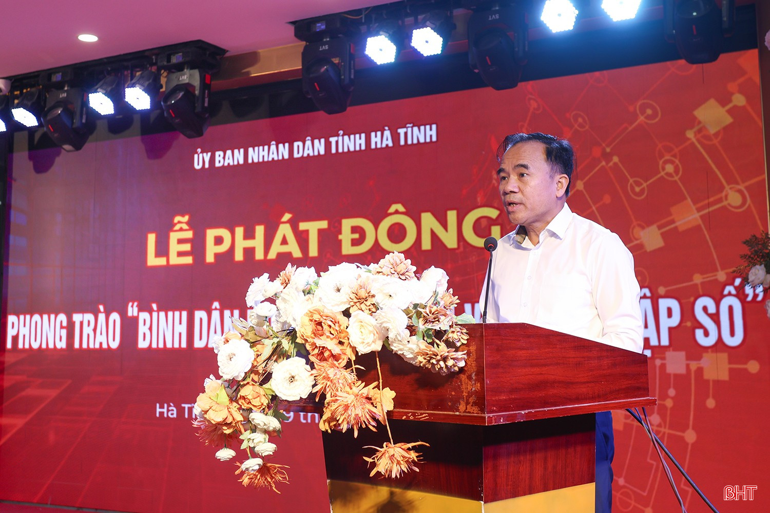 Giám đốc Sở KH&CN Bùi Quang Hoàn trình bày nội dung chính Kế hoạch 233/KH-UBND ngày 14/5/2025 của UBND tỉnh về việc Triển khai Phong trào "Bình dân học vụ số" gắn với "Học tập số" trên địa bàn tỉnh. bqbht_br_aimg-8734.jpg