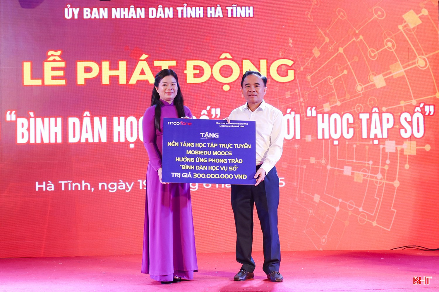 Dịp này, Mobifone Hà Tĩnh trao tặng Nền tảng học tập trực tuyến Mobiedu Moocs hưởng ứng phong trào "Bình dân học vụ số" trị giá 300 triệu đồng. bqbht_br_aimg-8792.jpg