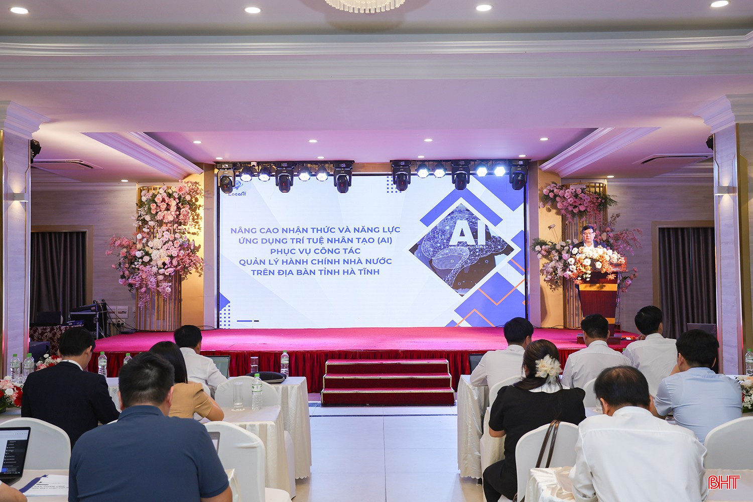 Đại diện Công ty Cổ phần Công nghệ LOCA AI trình bày các nội dung tập huấn. bqbht_br_aimg-8806.jpg