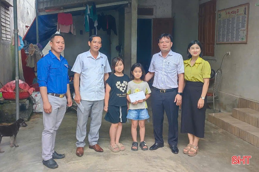 ...và trao quà cho các em thiếu nhi hoàn cảnh khó khăn nhân dịp Quốc tế Thiếu nhi 1/6. bqbht_br_acl2.jpg