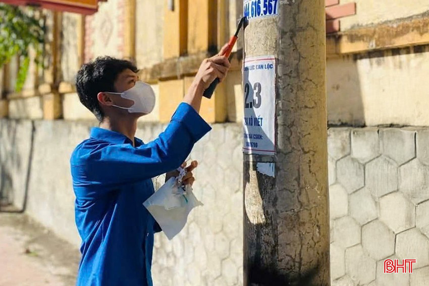 ĐVTN huyện Can Lộc ra quân vệ sinh môi trường tại các xã, thị trấn, bóc, tháo dỡ biển quảng cáo, rao vặt trái quy định... bqbht_br_acl.jpg