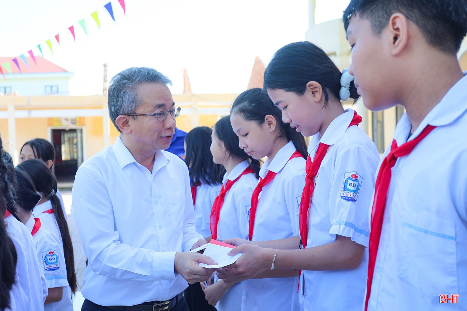...và trao các suất học bổng cho các em học sinh. ...và trao các suất học bổng cho các em học sinh.