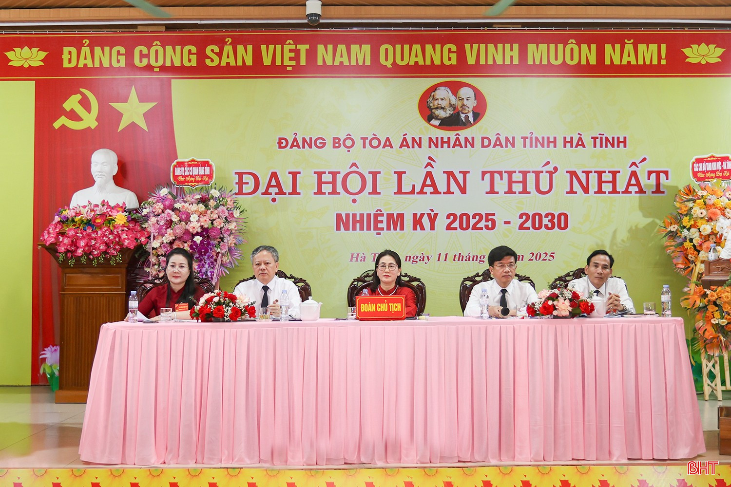 Đoàn Chủ tịch điều hành đại hội. bqbht_br_aimg-0730.jpg