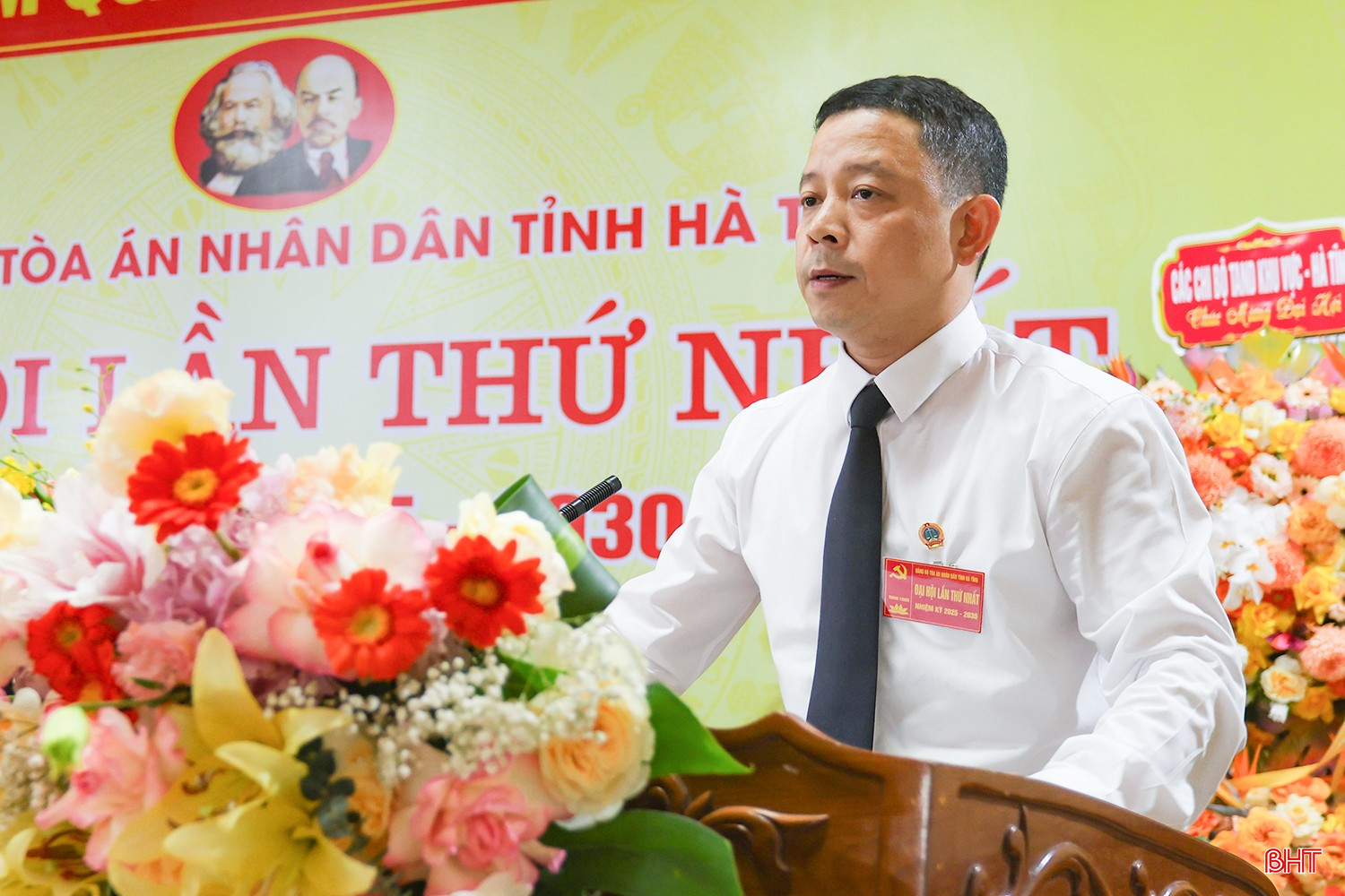 Đồng chí Nguyễn Thành Nhân - đại diện Chi bộ TAND khu vực 1 tham luận nội dung "Học tập và làm theo tư tưởng, đạo đức, phong cách Hồ Chí Minh, xây dựng đội ngũ cán bộ, đảng viên tòa án nhân dân “Phụng công - Thủ pháp - Chí công - Vô tư”. bqbht_br_aimg-0597-5543.jpg
